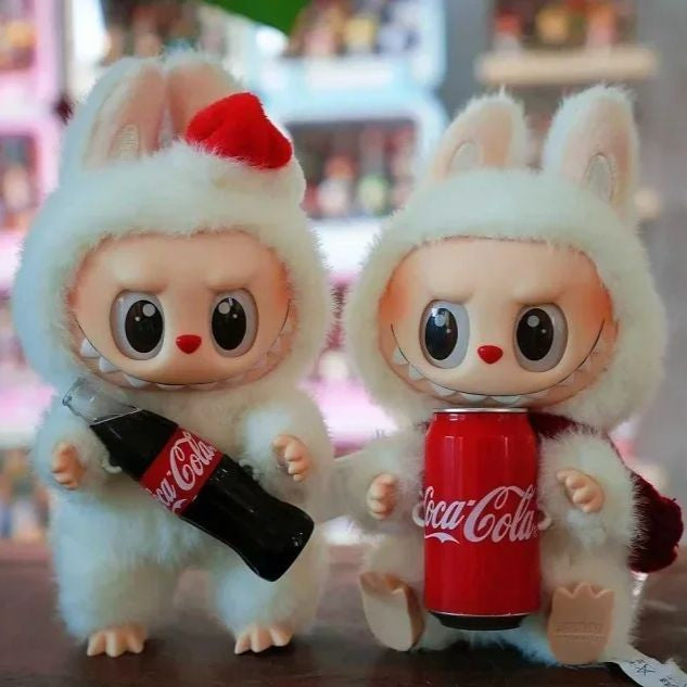 Brinquedo Pelúcia Miniatura Labubu Coca-Cola