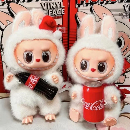 Brinquedo Pelúcia Miniatura Labubu Coca-Cola
