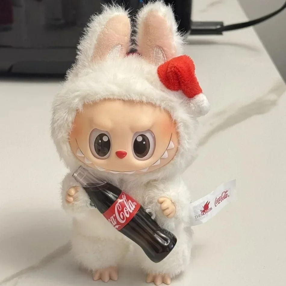 Brinquedo Pelúcia Miniatura Labubu Coca-Cola